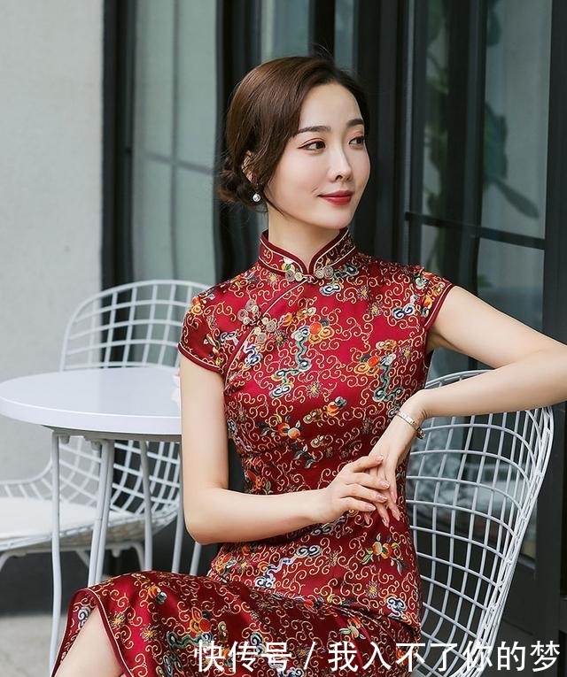  时光■女人要穿得惊艳时光，今春建议这件“旗袍”，优雅又贵气！