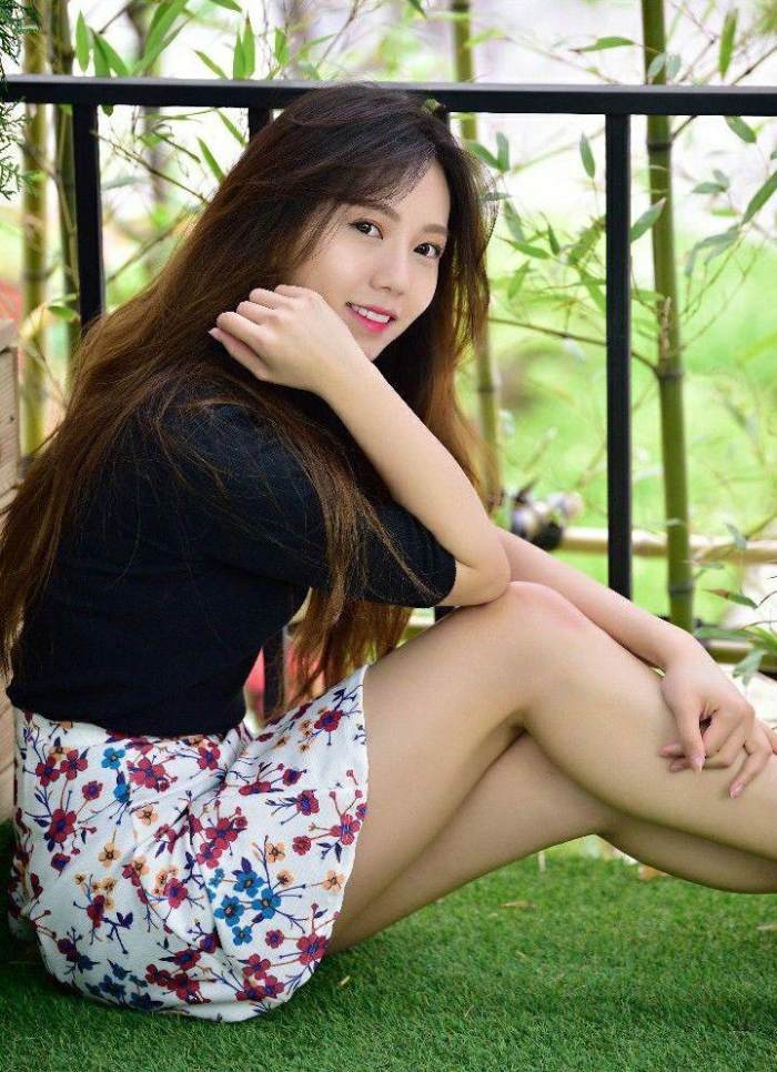 裙装美女微微一笑, 魅力瞬间绽放