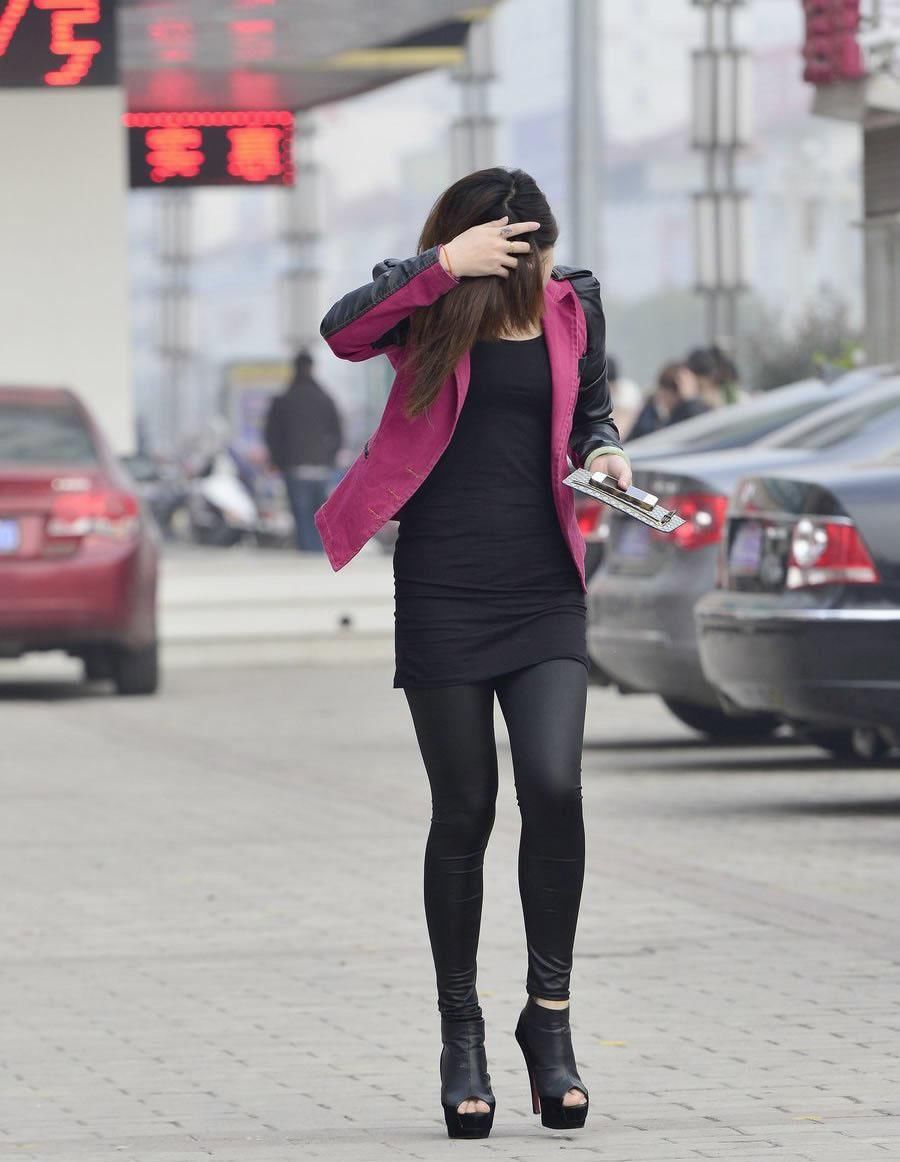 街拍:皮裤美女尽显婀娜的身材，美腿真细长，美出新高度