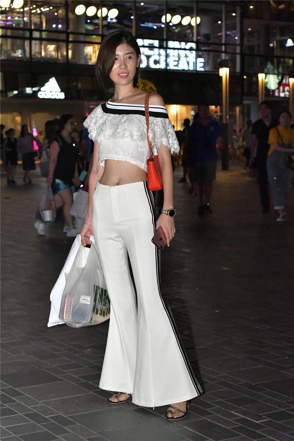 三里屯凉爽的夜晚，看姑娘时尚穿搭休闲逛街