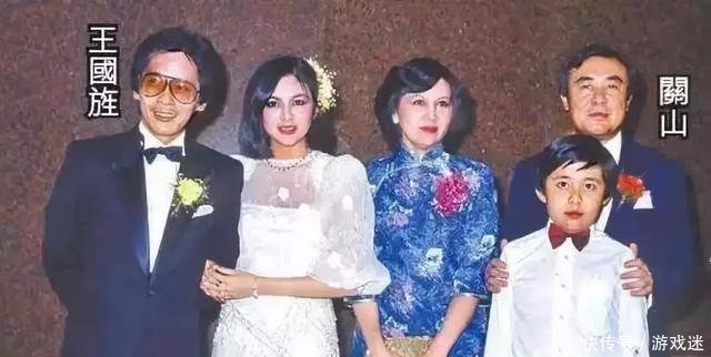 [富商]从富商“收割机”到独立富婆，关之琳带俩保姆遛狗，光头男伴左右