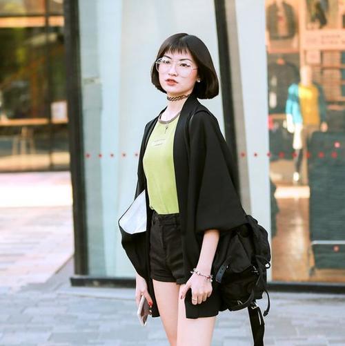 路人街拍，甜美气质小姐姐，穿着文静温柔，令人心动！