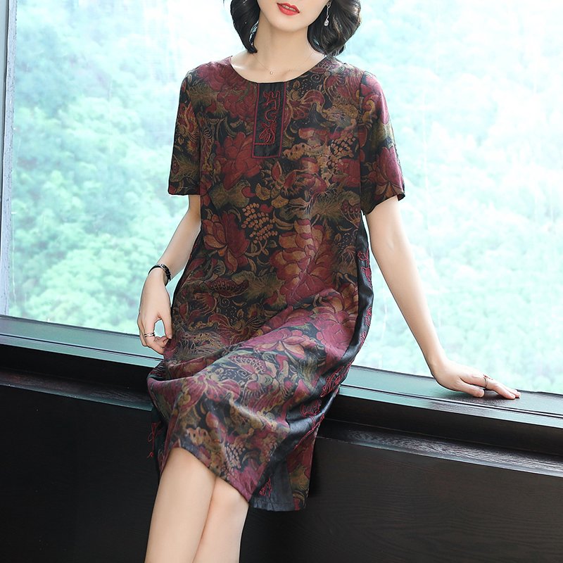 到了40的女人，也别穿太土!8月新出炉“妈妈装”，显嫩又显高