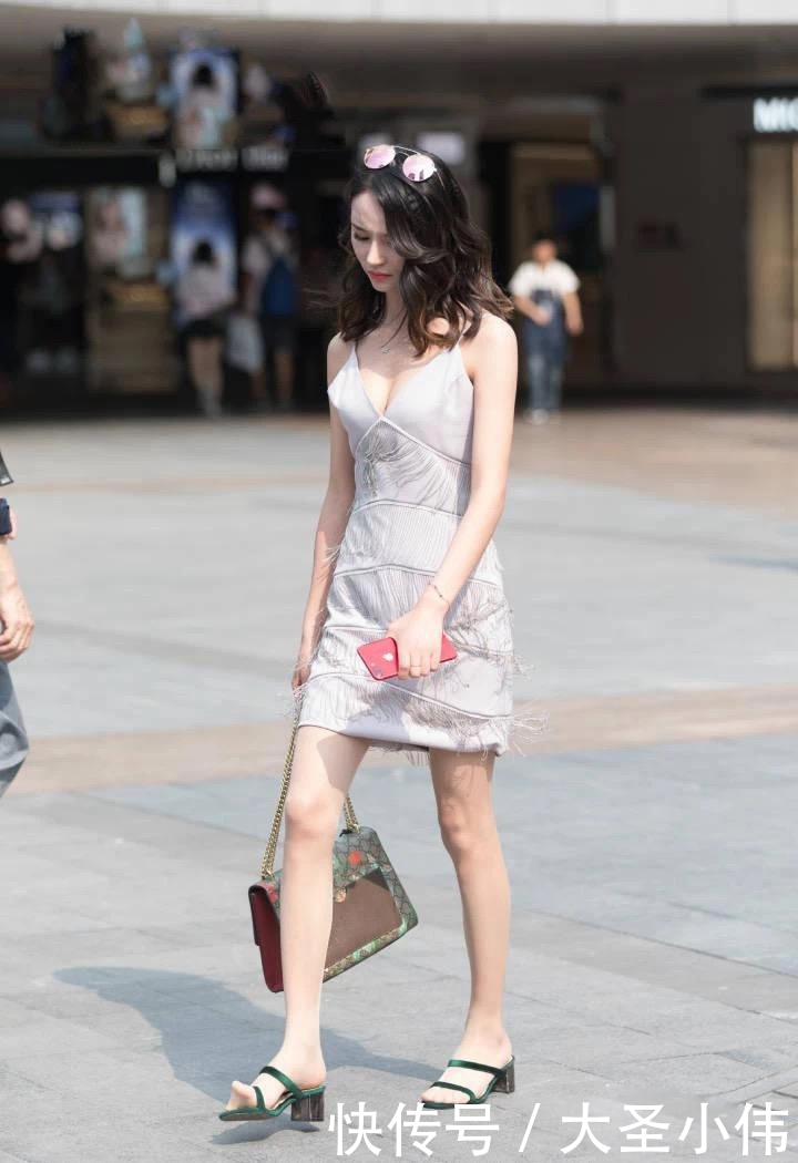  #代表#美女街拍：蛋糕裙代表着甜美，那你看这位小姐姐是不是很性感？