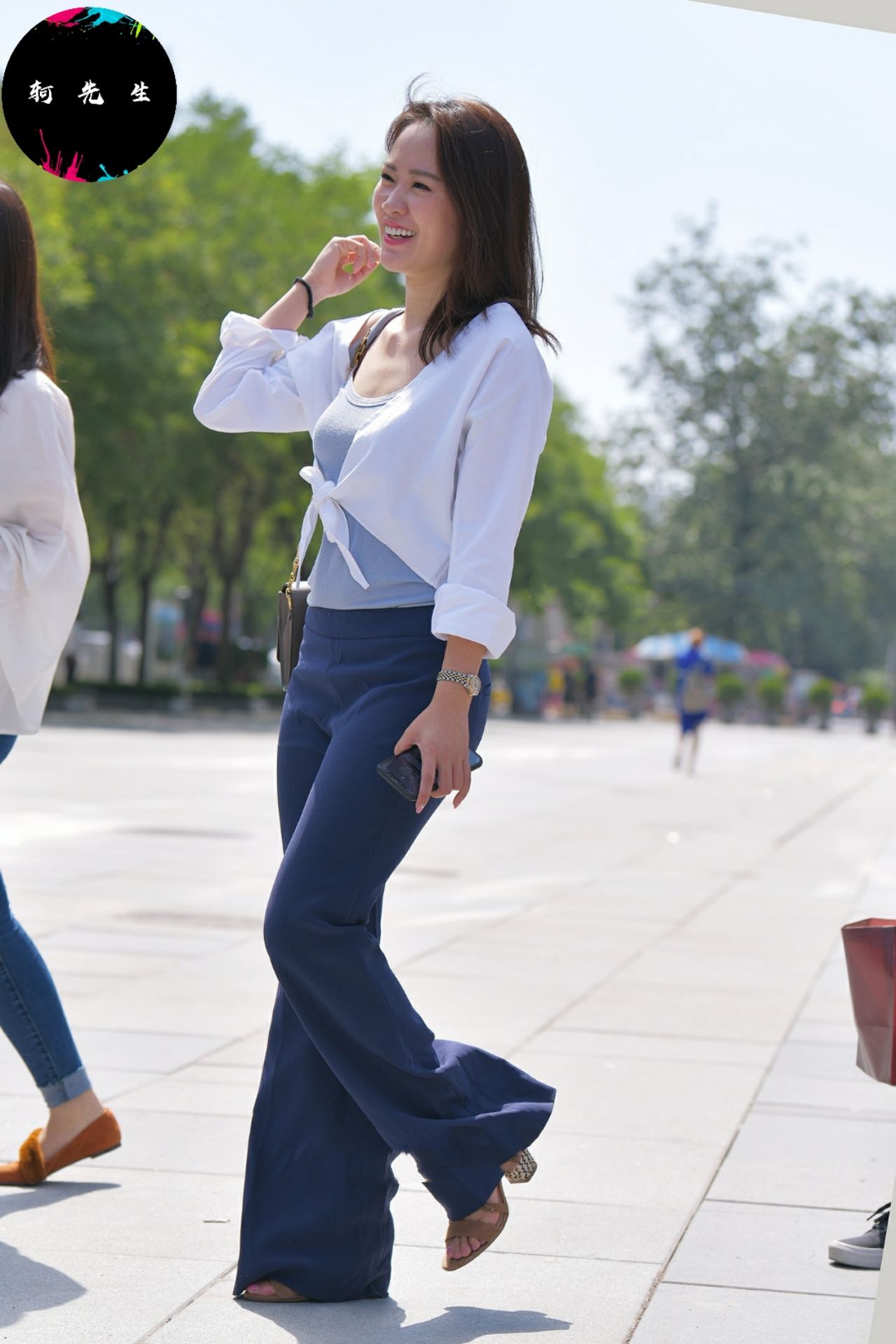 街拍“两位气质优雅的美女，图三妹子的妆容喜欢吗?”