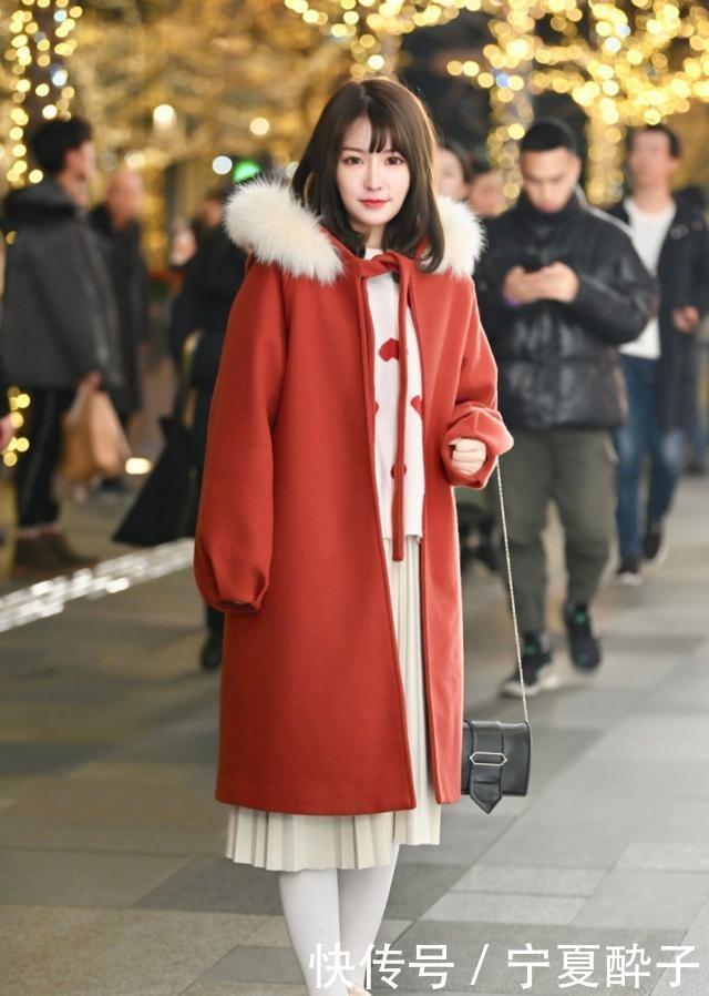  「毛绒」街拍：漂亮的闺蜜，浅灰色的打底裤配上毛绒平底鞋，甜美又浪漫！