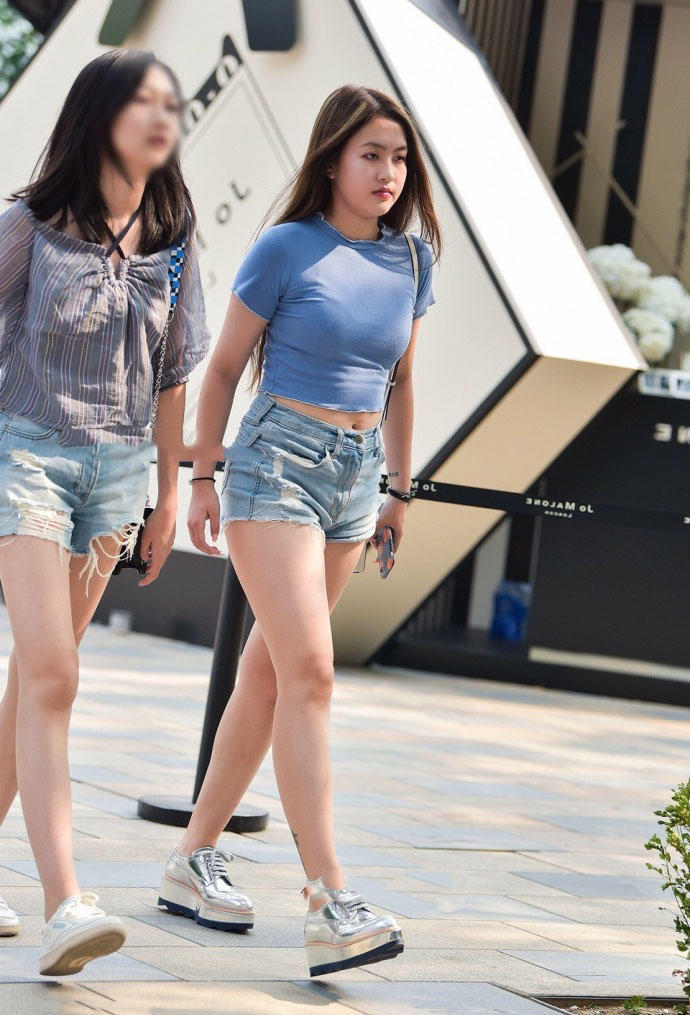 好闺蜜相约出街，肉肉的小姐姐紧身衣秀出火辣好身材，闺蜜则平平