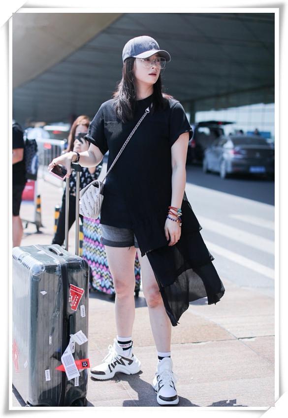 看了王丽坤的短裤，再看看蒋欣，终于明白女明星为什么拼命减肥了