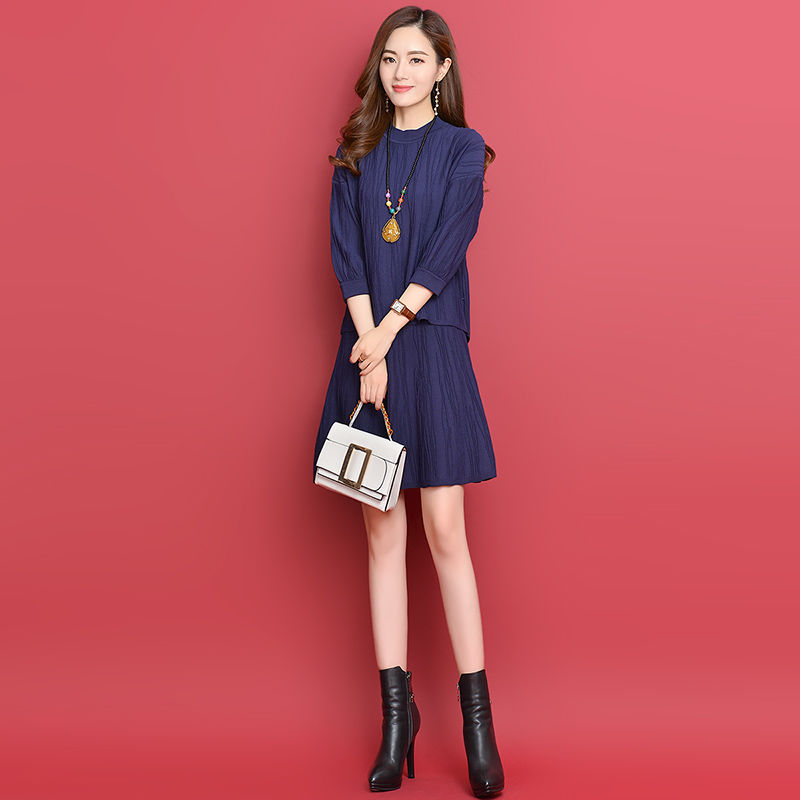 70后女人，秋裙搭马丁靴，显高美嫩，7080后女人都喜欢