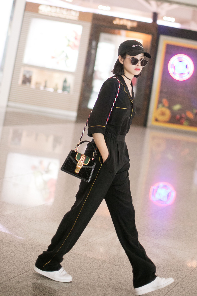 宋茜穿“睡衣”逛机场太皮了！网友：侧面看比周冬雨还平！