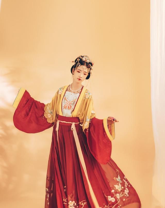 整套衣服■来不及解析了,不需要遵循配色不过三原则,汉服配色就是这么随性