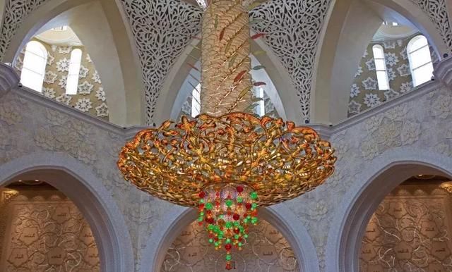 世界上最奢华的清真寺，用了46吨黄金，总造价超过380亿！