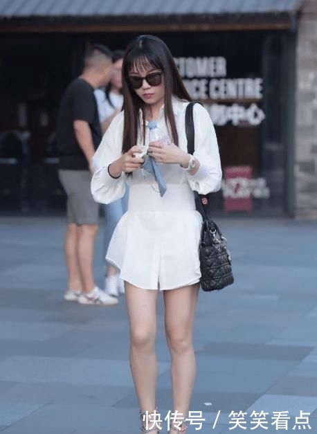 美女:刚一看美女还感觉很普通,看到这彩色高跟鞋就感觉不一般了!
