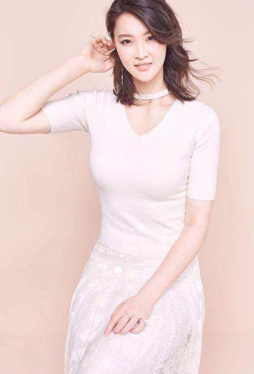 惠若琪的腿已经够长了, 穿超短裤还要两边开叉, 网友: 逼死普通女