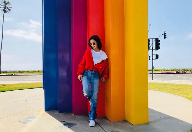 蔡卓妍字母T恤+吊带裙，回归青春美少女，网友：这次没得罪造型师