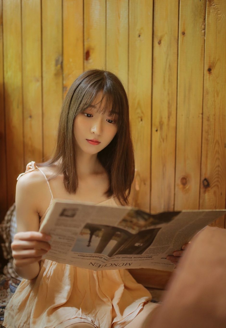 白皙肌肤小清新，萝莉美女看书写真图片