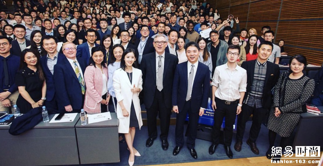 刘强东竟拿下了巴黎世家 穿衣品味也时髦的飞起