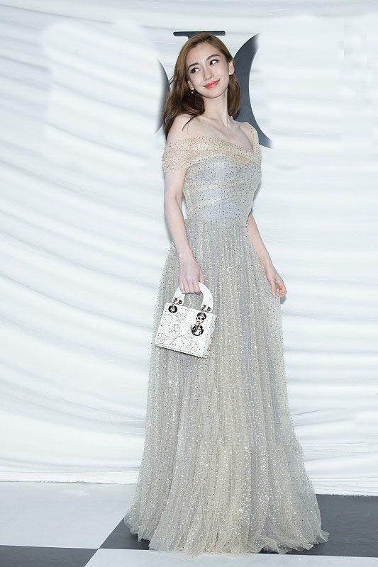 baby真够猛的! 穿的波点连衣裙都没能遮住 网友: 难怪一直捂着!