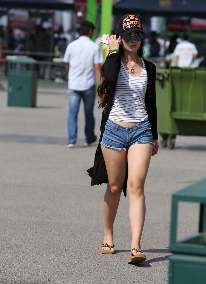 街拍:紧身背心牛仔热裤美眉,形象气质佳