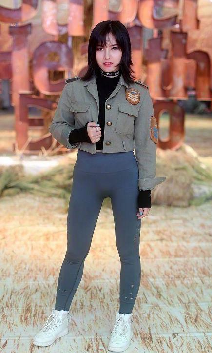 街拍：七位美女“PK”穿紧身裤，图六只是靠一双“筷子腿”完胜