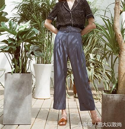 女人尽量不要短裤+凉鞋了，学深圳女人穿阔腿裤，洋气时髦又减龄