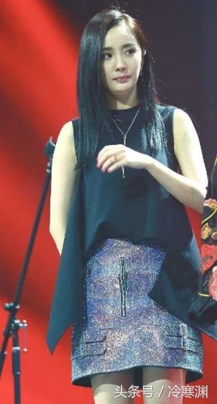 杨幂身穿亮片短裙亮相，带货女王穿衣风格，网友表示:你不懂!