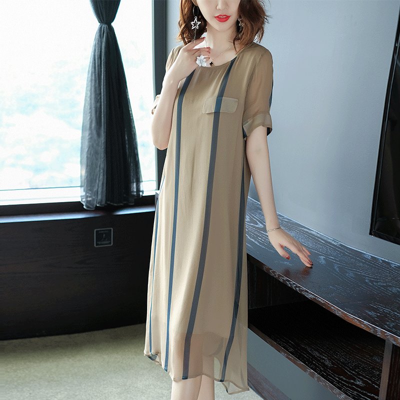 45老婆穿上:“蜂腰”连衣裙,性感有气质,美的都不敢认