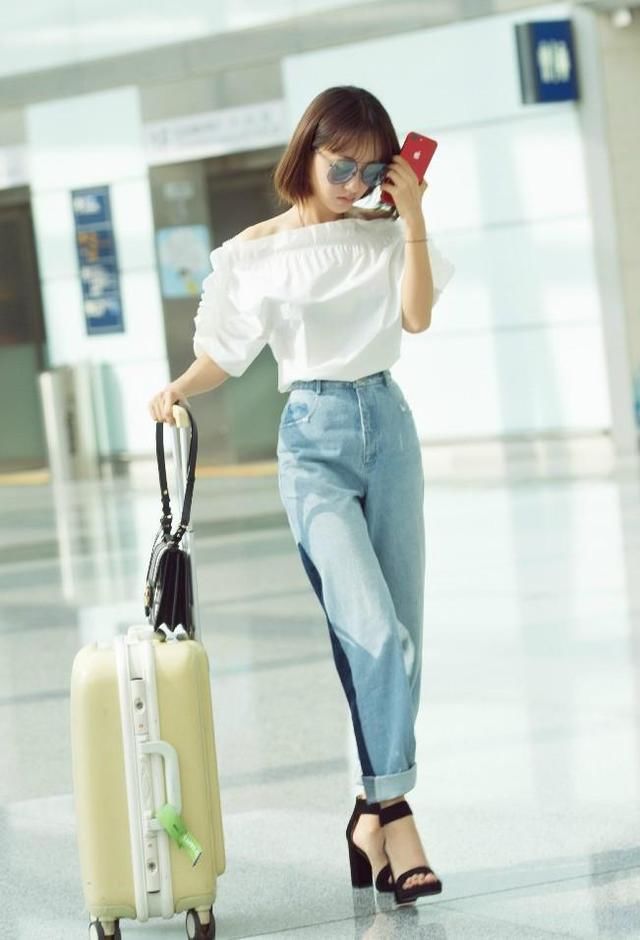 杨蓉性感写真曝光，粉色套装大显丰满身材，和柳岩有得一比啊！