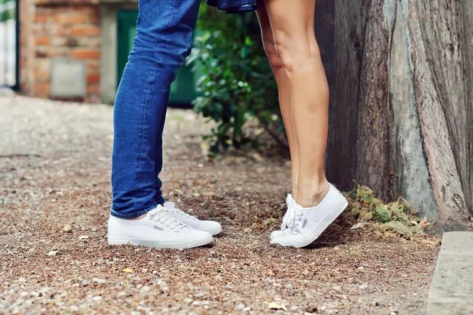 这双凯特王妃最爱的小白鞋，时尚圈人手一双，光脚穿都舒服