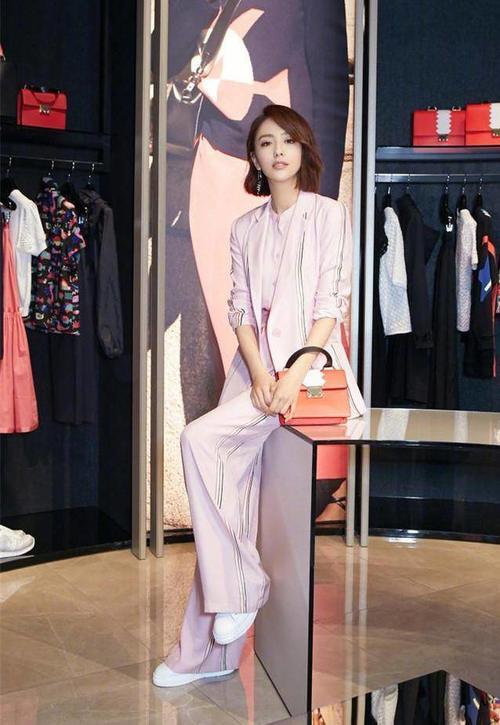 34岁佟丽娅和31岁刘亦菲，同穿粉色西装，网友：这差别可真大