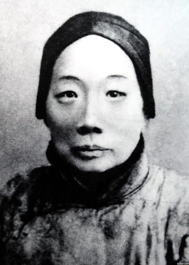  【鲁瑞】鲁迅母亲有多时尚？剪短发、穿旗袍、撑洋伞、带有色眼镜