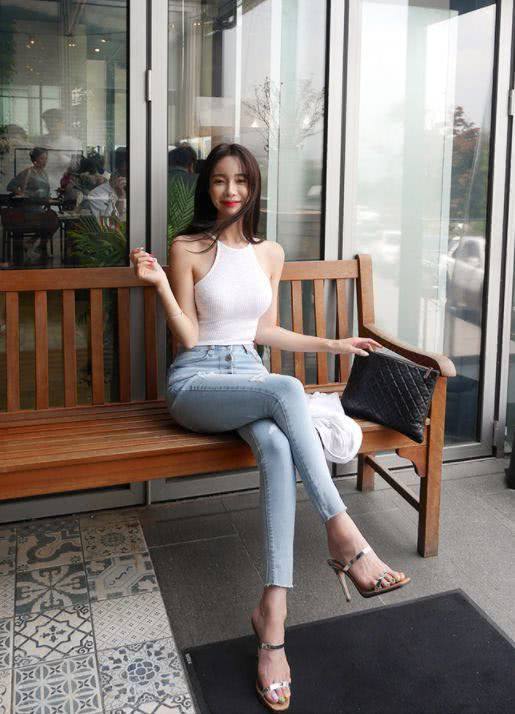 街拍：穿着修身妩媚的小姐姐，女人这样才精致！