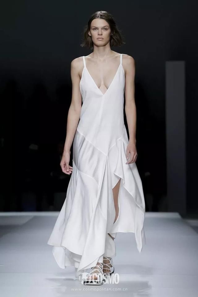 T型台｜艾玛罗伯茨这一身真好看，不过这是去看秀还是去上班？