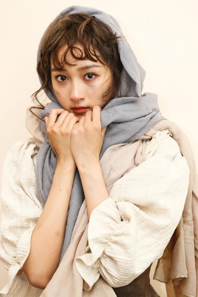 关晓彤北影期末演出，脏兮兮的脸上眼睛特别突出，刘海是真假