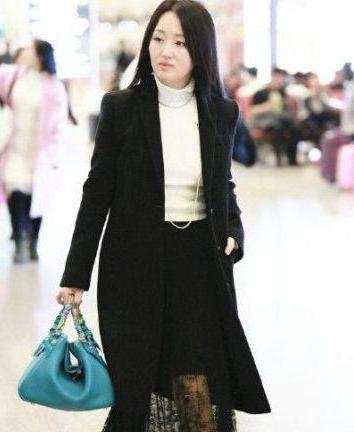 47岁杨钰莹和47岁俞飞鸿，同穿浅色，网友：真假不老女神一看便知