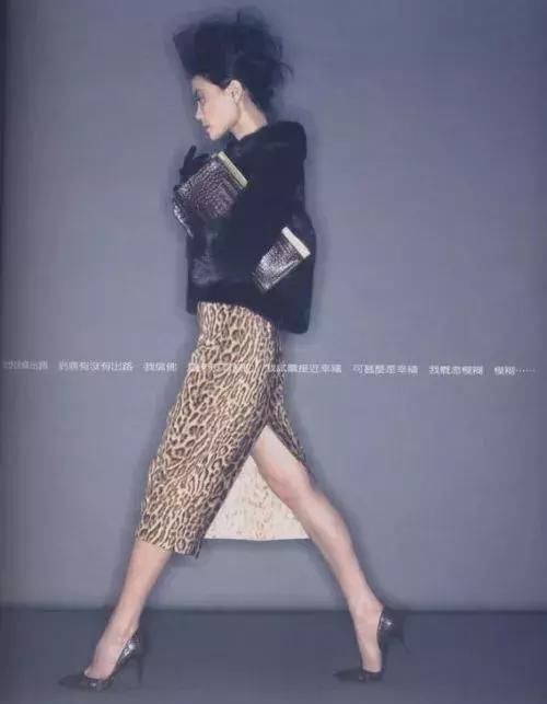 在穿衣服这件事上，王菲永远也不会过气