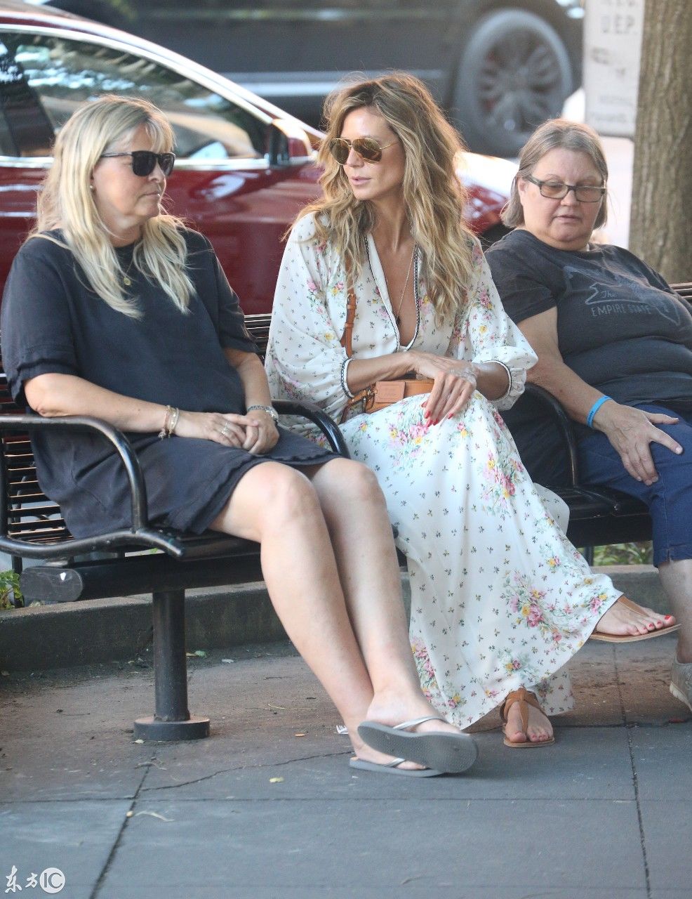 超模海蒂克鲁姆Heidi Klum身穿碎花长裙和妈妈、女儿外出街拍