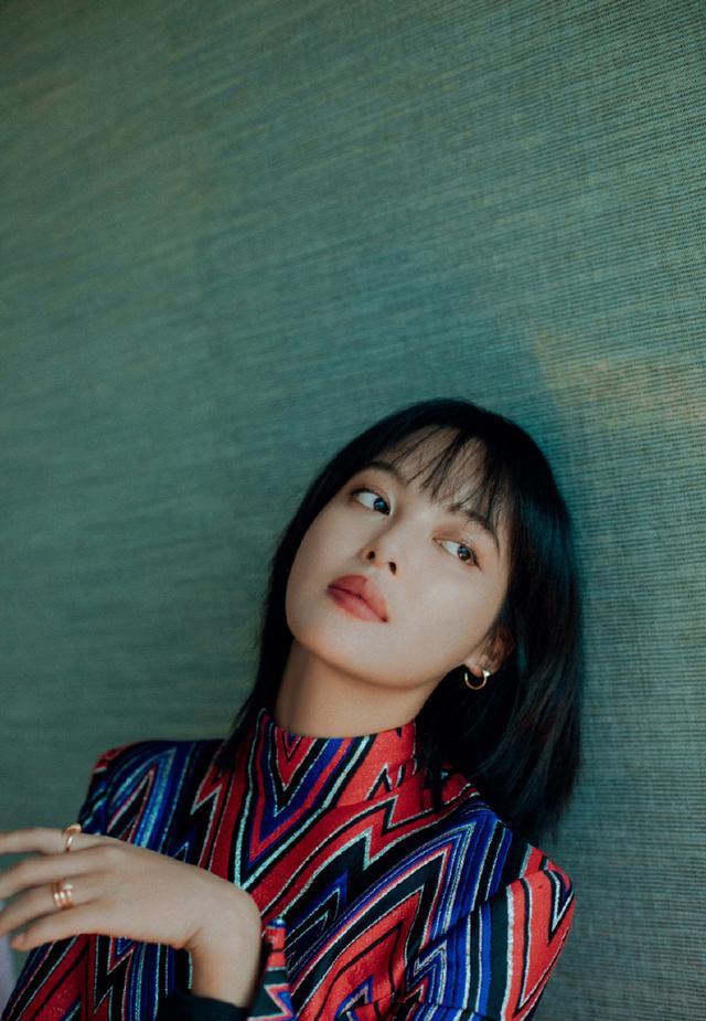 32岁辛芷蕾撞衫21岁关晓彤，同穿连衣裙，输了年龄赢了气质