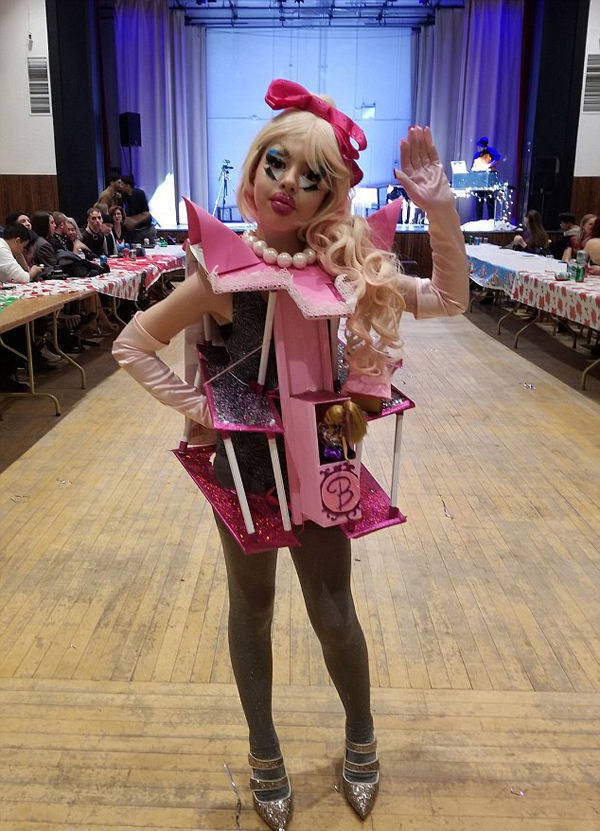 逆天了!加11岁女生迷恋变装 每次花4小时化妆