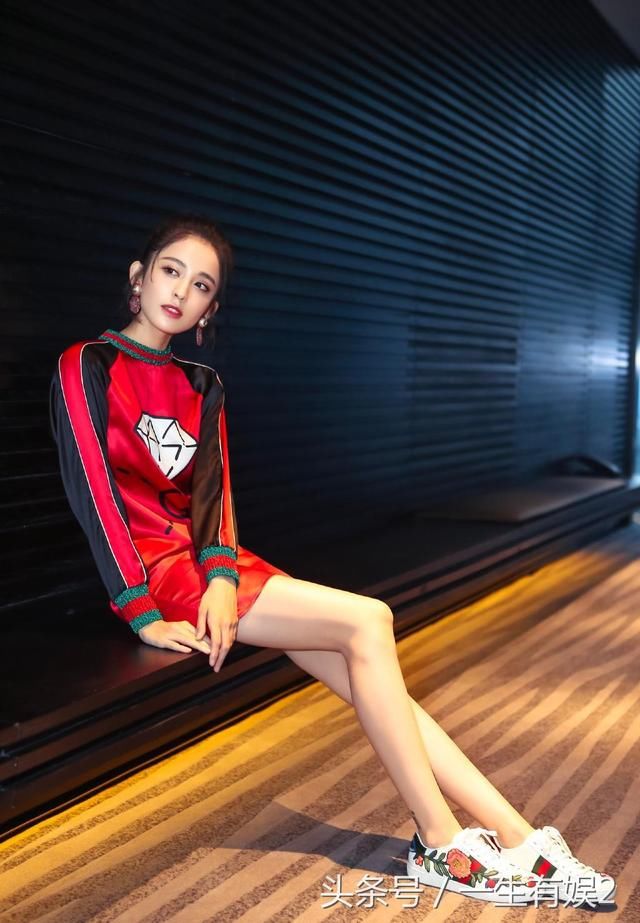 娜扎：我的大长腿很美！热巴：我的也美！李溪芮：笑笑不说话！