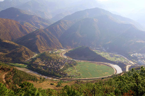 云南古老的彝族村落，至今夜不闭户，因为家家相连、户户相通