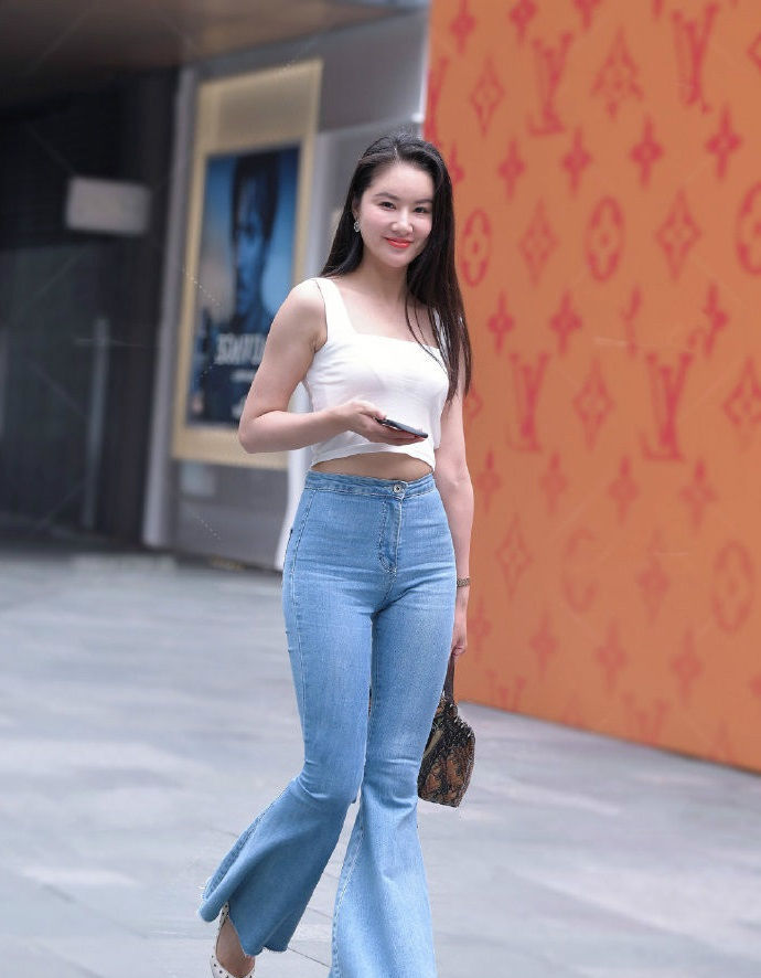  个性|牛仔喇叭裤,个性穿搭的好选择,身材高挑的女生值得一试