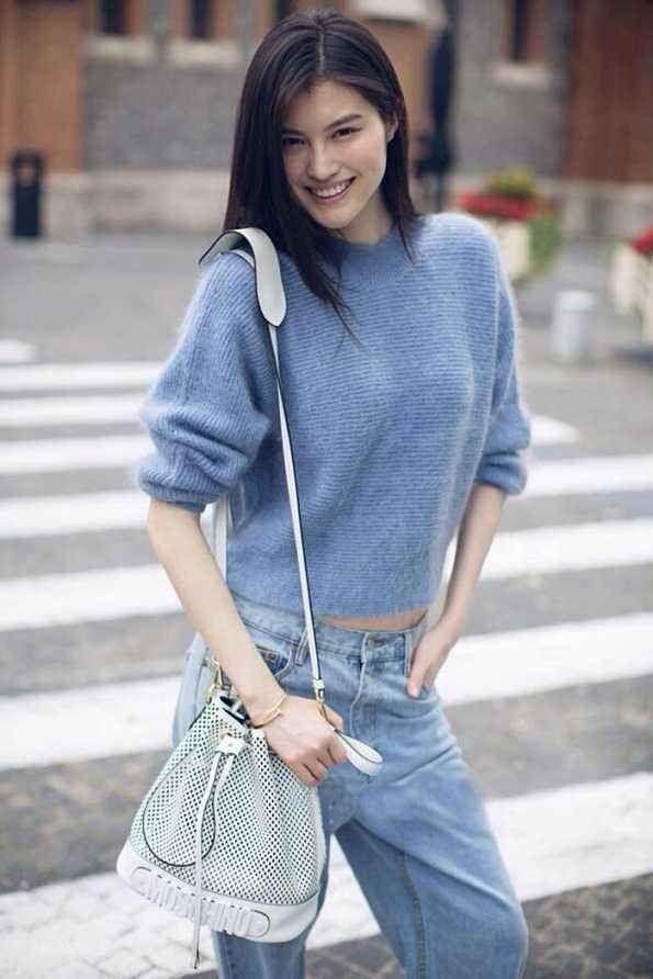 何穗衬衫裙清爽亮相，网友：真想把掉到大腿根的腰带帮她系上！