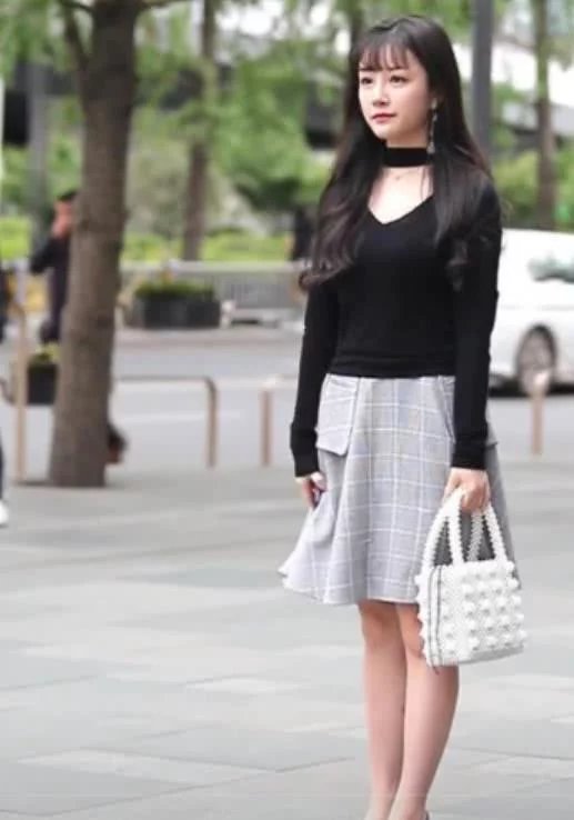 街拍：穿紧身破洞裤的小姐姐，当街大劈叉，当你女朋友可以吗？