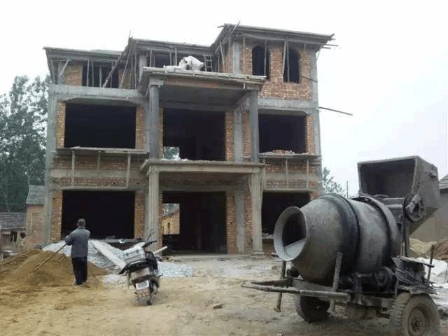  [盖房子]农村盖房子的变少了，很多村子好久都没新建房屋，这是