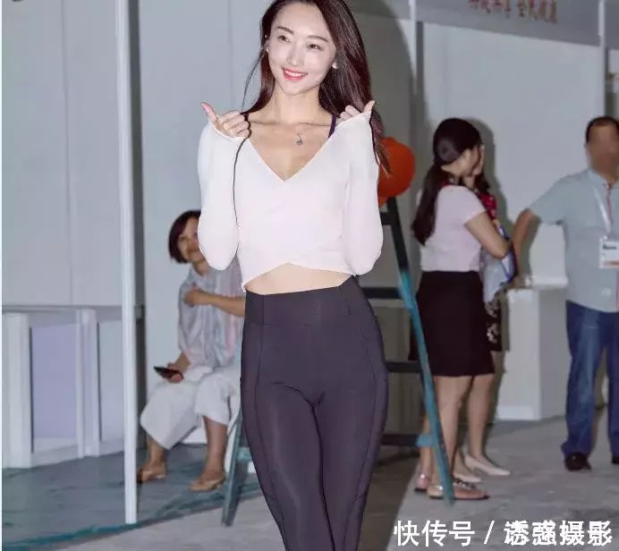 运动型小姐姐紧身运动装扮，健美身姿完美展现，配上甜美笑容美的