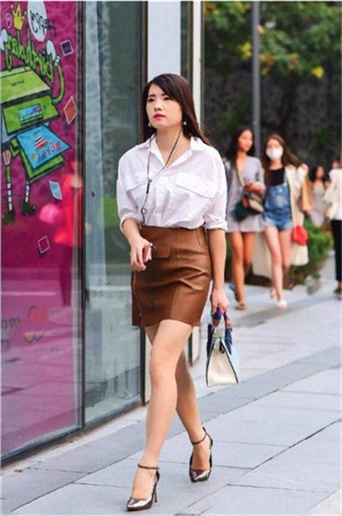【粉色】街拍身穿白色紧身衣配粉色阔腿裤,小美女温文尔雅,身姿曼妙