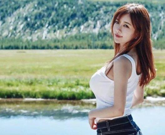 混搭也很时尚的牛仔裤美女,获得了路人赞许的目光!