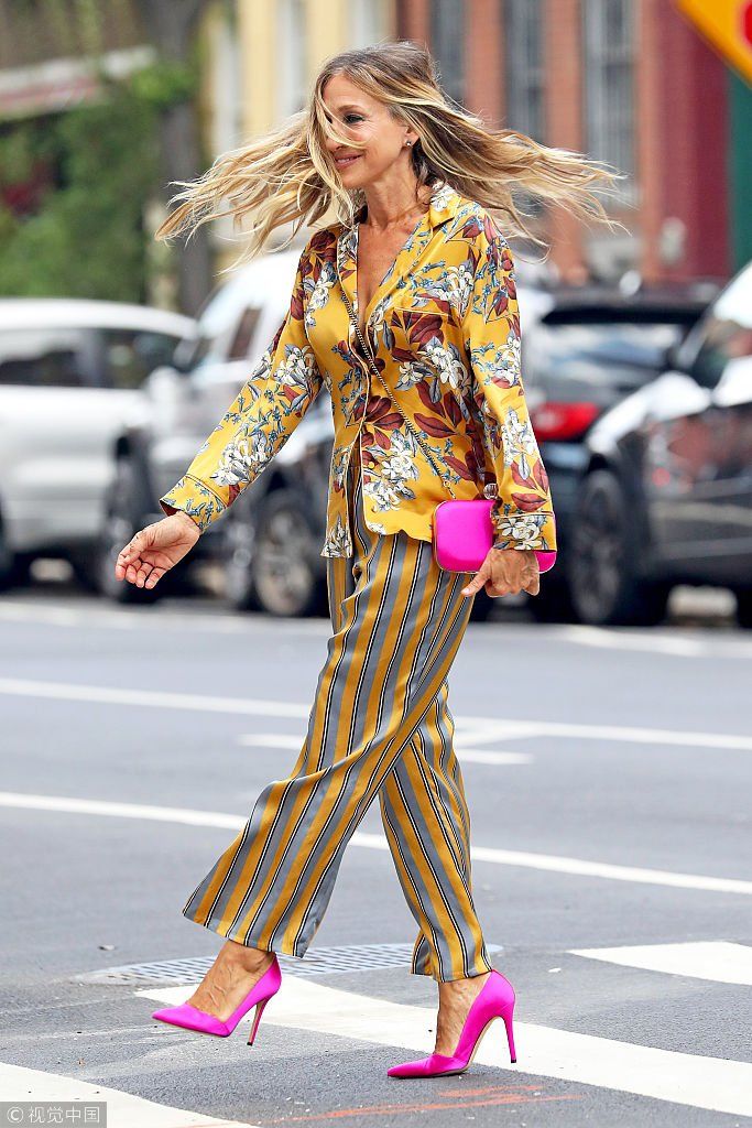 53岁莎拉杰西卡露深V事业线风韵不减 走路带风狂甩金色长发放飞自