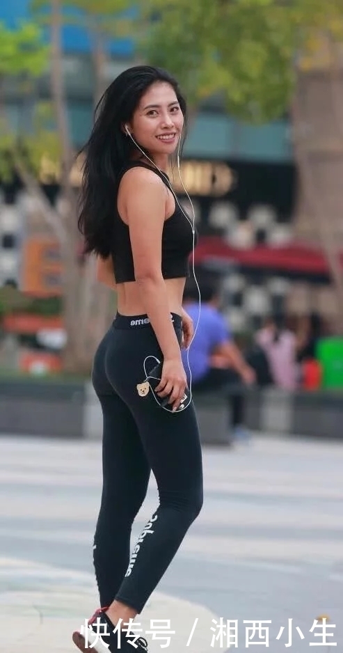 街拍：身材很棒的小姐姐，窈窕的身材搭配紧身套装，笑起来真好看